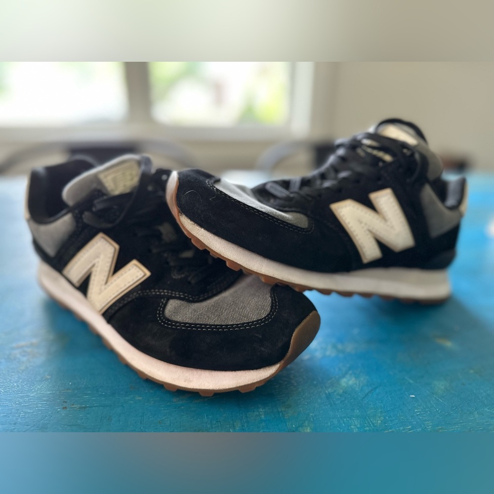Black white and gray NEW BALANCE shoes men’s size 8/women’s size 10.